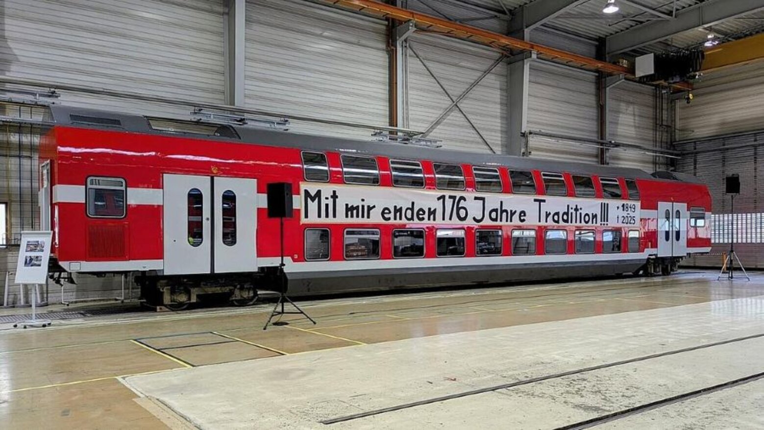 Das Bild zeigt den letzten Wagenkasten, der das Alstom-Werk Görlitz verlässt: Am 16. Dezember 2025 wurde der Doppelstockwagen zur Endmontage nach Bautzen überführt.